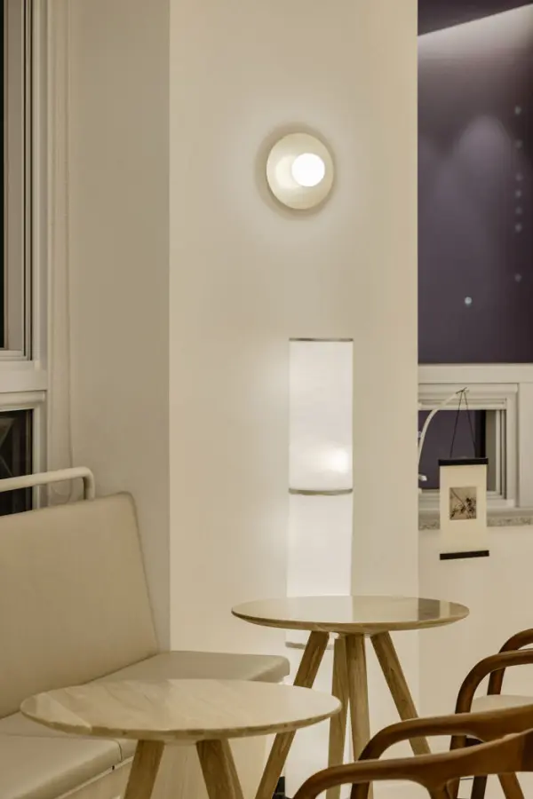 은은한 조명이 감싸는 미니멀 갤러리 좌석 공간